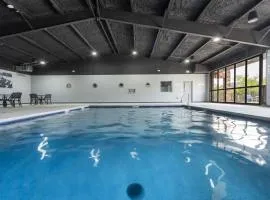 Modern Yote Condo at Roark Creek