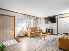 Near Downtown Modern Interior - Chapel Hill Charm
