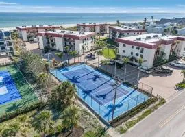 2BR 1st floor beachfront condo on Sanibel Island Sandalfoot 5A1