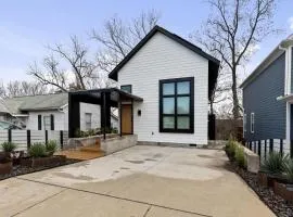 Modern Amenities Downtown - Raleigh Craftsman