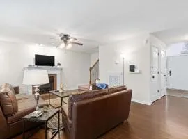 Huge Yard&Deck Mins to Airport - Beds on Brewster