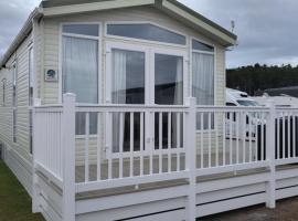 Northern Light Villa, forest, beach and bubbles, luxusní kemp v destinaci Burghead