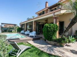 Beach Front Home In Brucoli, Hotel in Brucoli