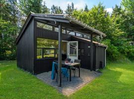 4 person holiday home in Hampen, hotell i Hampen