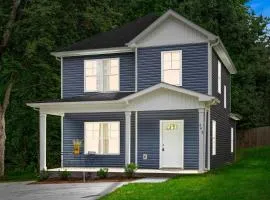 Minutes from Downtown - The Comfy Navy Nestler