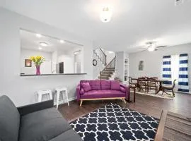 Minutes from Downtown - The Comfy Navy Nestler