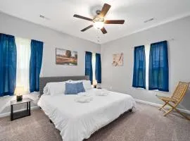 Minutes from Downtown - The Comfy Navy Nestler