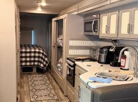 Private Cozy R/V , for your enjoyment, bed and breakfast en Tamiami