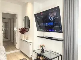 'The Elegant Comfort' - A Stunning Luxury 2-Bed Flat with Private Garden & Patio - Free Parking