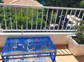 Family Apartment Green with a sea view and a free parking, отель в Макарске