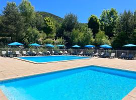 Villages de Chalets et camping La Pierre de l'Aigle, hotel i La Bréole