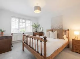Quiet Mews House with PARKING and GARDEN close to centre and beach