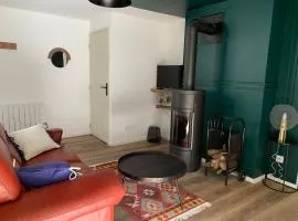 Gîte du Nid Beau Duplex tout confort, entouré de verdures, piscine chauffée de mi-mai à mi-sept