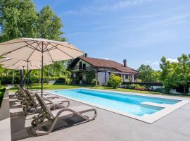 Villa Bella, villa with heated Pool, hotel sa Cerovlje