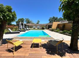 La Bredi Villa proche de Bordeaux avec piscine et spa, hotelli kohteessa La Brede