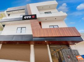 Hotel O Cozy Inn, hotel v destinaci Chinhat