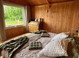 Le Refuge en bois nuit insolite en pleine Nature, hotel a Glanville