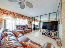 4 Mi to Hard Rock Stadium Miramar Home with BBQ!, hotel v destinaci Miramar