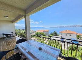 LEO APT NV - Apartment for 6-7 persons with balcony, ξενοδοχείο σε Novi Vinodolski