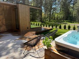 Luxury Tahkuranna villa Pärnu, hotel v destinaci Laadi