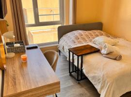 Chambre 5 chic cocooning, hotel di Evry-Courcouronnes