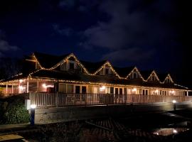 Yare View Holiday Cottages, hotel in Brundall