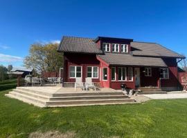Havsnära villa med vedeldad bastu, perfekt för familjer och företag, hotel v destinaci Umeå
