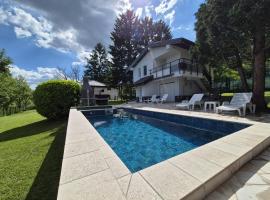 EmUm family cottage, hotel com piscina em Potkraj