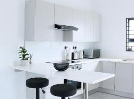 ThreeOn10 - Modern Luxury Apartment, πολυτελές ξενοδοχείο σε Γκαμπορόνε