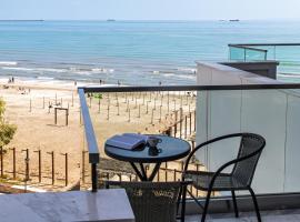 Riviera - Infinity Pool & Spa Resort, hotel in Mamaia