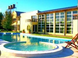 Hotel rio de loa pájaros, hotel poblíž Letiště Tydeo Larre Borges - PDU, Colón