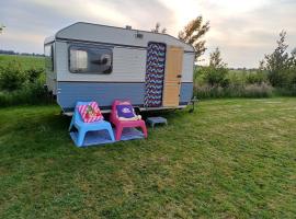 Retro caravan het Uiltje nabij het Sneekermeer, hotel v destinaci Terzool