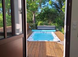 Studio de charme et spa de nage, Hotel in La Celle-sous-Gouzon