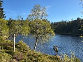 Cozy lakeside cabin, camping en Lii