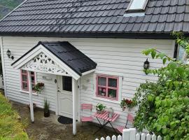 Sjarmerende perle med utsikt mot fjorden, pet-friendly hotel in Sogndal