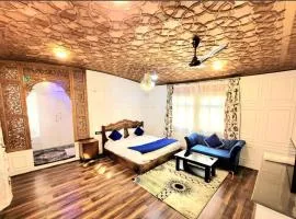 Crown Of India Group Of Houseboats