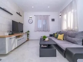 Holiday Home Bra uta- Two Bedroom Holiday Home with Pool