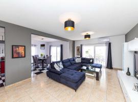Exquisite Spacious Villa Bufaline with Pool and Gym - Eight Bedroom Villa with Pool and Gym, hotel in Kastel Novi