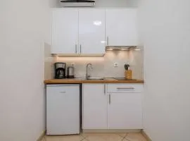 Wonderful Krk Island Stay Shared Pool, Grill Patio, and Nearby Beaches - Studio Apartment