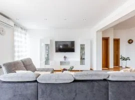 Apartment Merita - Two Bedroom Apartment with Balcony