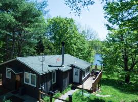 Lakefront Kenoza Cottage, hotel v destinaci Callicoon