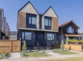 Fenced Yard, Free Parking, 2 King Beds with AC