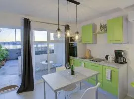 Studio Apartment with Terrace Leona