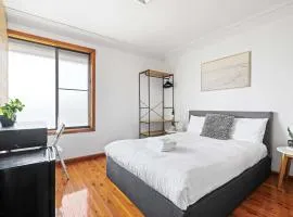 Peaceful & Central Stay in Liverpool - Private Double Room - Shared Bathroom