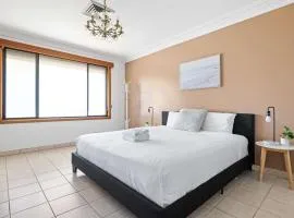 Serene and Spacious King Room in Liverpool - Quiet Yet Central - Shared Bathroom