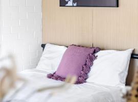 Quiet Crescent Stay in Liverpool - Comfortable Double Room - Shared Bathroom, hotel v destinaci Liverpool