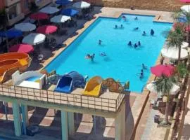 شاليه بالساحل الشمالى قرية نيو كوست الكيلو 77 قبلى الطريق بشاطىء خاص