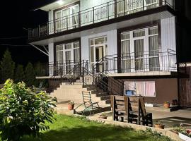 12 Месяцев, hotel con estacionamiento en Cholpon-Ata