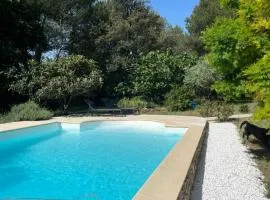 Le mazet en été en garrigue nimoise et parking
