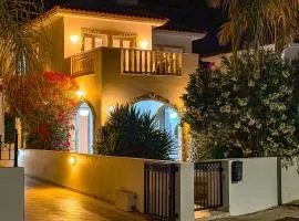 Sunny Villa with Hot Tub, Garden and 2 Bedrooms, 5 Minutes to the Beach